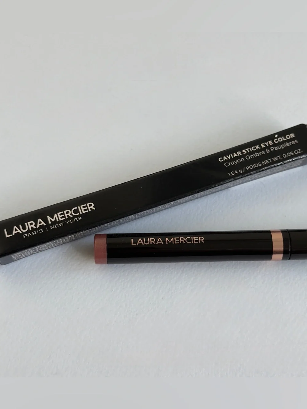 Laura Mercier. Caviar Stick Eye Shadow. Color: Strike A Rose. 1.64 g / 0.05 OZ.